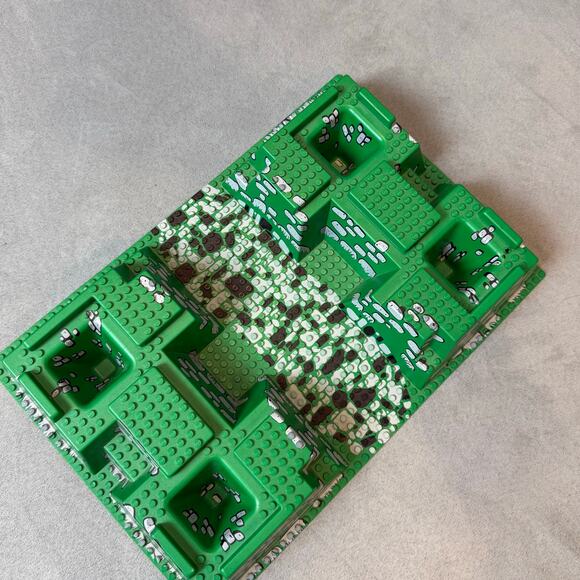 Lego Green Castle Baseplate Raised Rock Path Pattern Corner Pits 32 x 48 x 6 - Picture 2 of 7